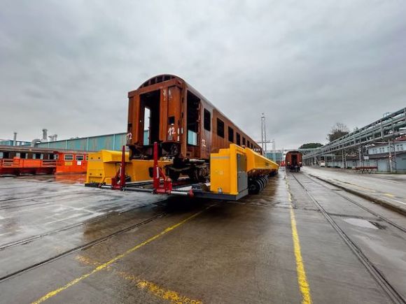 Macchina trasbordatrice ferroviaria per movimentazione industriale su rotaia