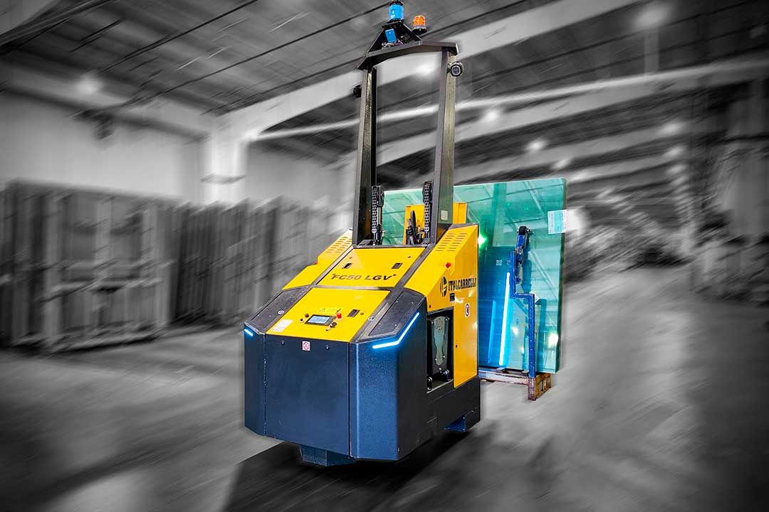 AGV ITALCARRELLI che trasporta lastra di vetro industriale
