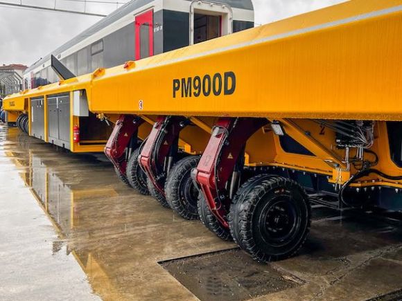 Particolari del sistema trasbordatore per movimentazione carrelli ferroviari tra binari