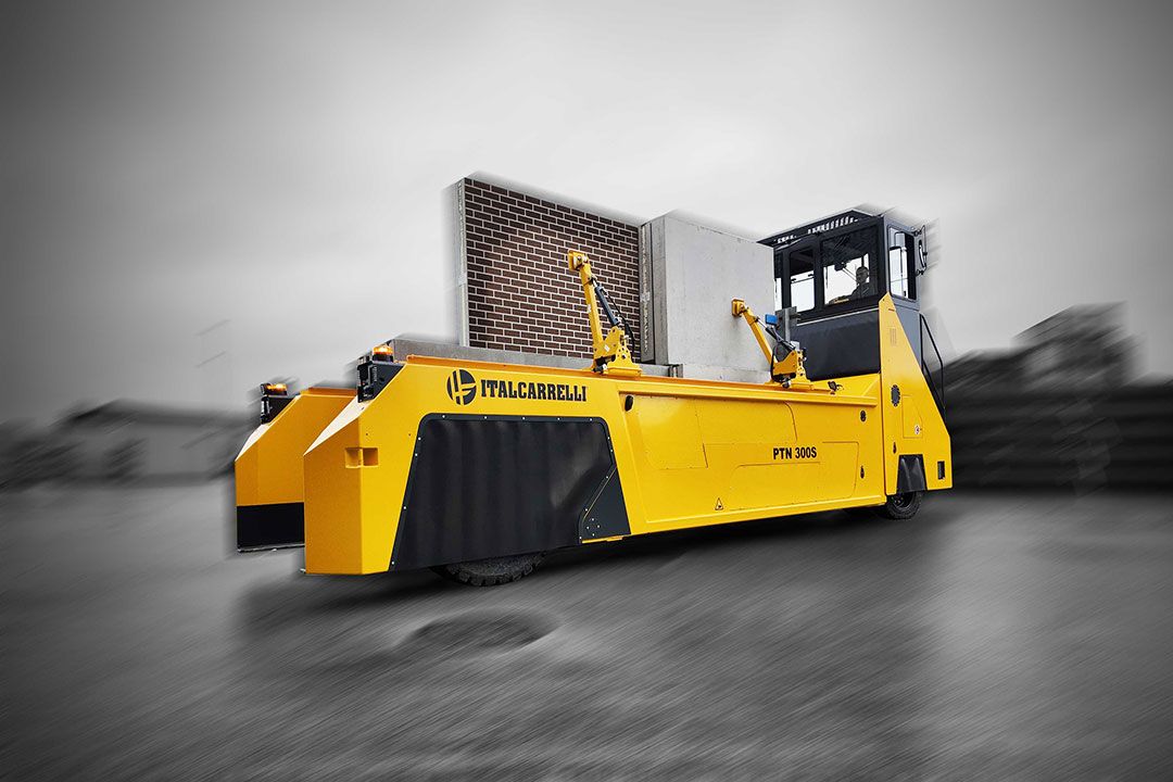 trasportatore e carrello industriale semovente che trasporta lastra di calcestruzzo