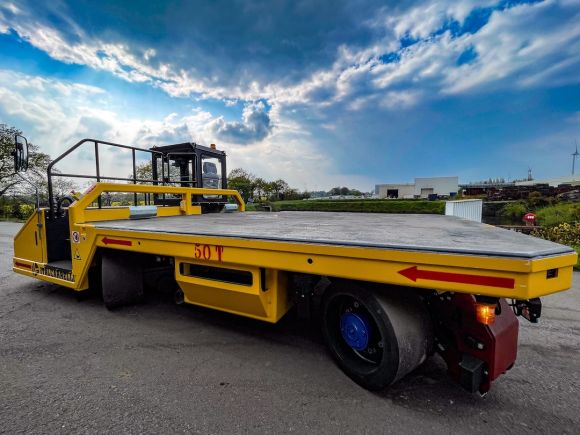 Visione totale di un trasportatore semovente multidirezionale ITALCARRELLI.