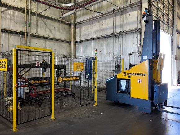 Immagine di un Forklift AGV a guida autonoma in un ambiente industriale.