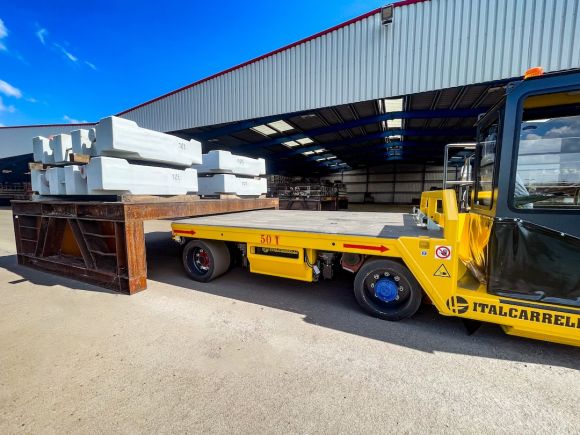 Movimentazione di materiali da costruzione grazie al trasportatore semovente con operatore a bordo ITALCARRELLI.