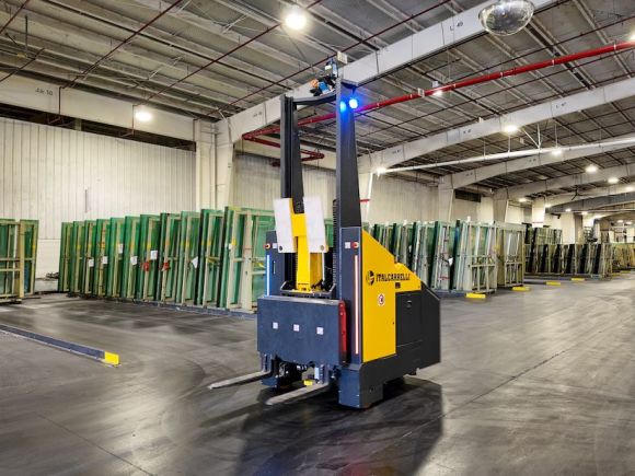 Forklift AGV ITALCARRELLI in attività su un magazzino di un'industria di vetro.