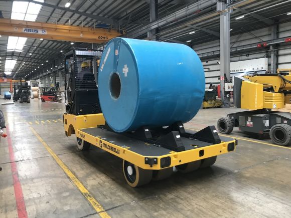 Trasportatore semovente con operatore a bordo per bobine e coils.