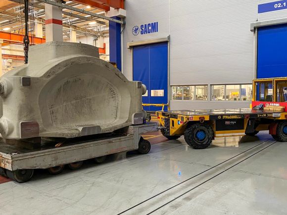 Trasportatore semovente con operatore a bordo per materiali da costruzione.