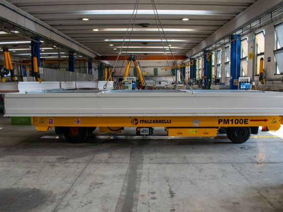 Carrelli e trasportatori semoventi multidirezionali ITALCARRELLI, in azione in azienda.