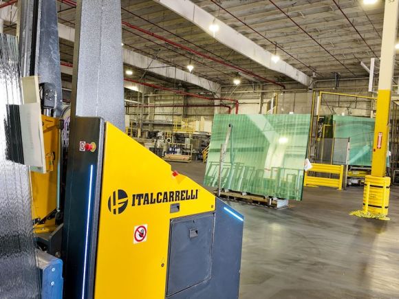Immagini di un vetreria industriale con Forklift AGV ITALCARRELLI in movimento.