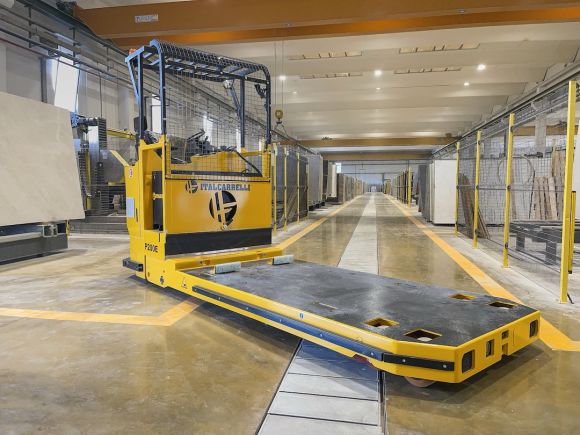 Visuale intera del trasportatore semovente ITALCARRELLI con operatore a bordo per vari tipi di industria.