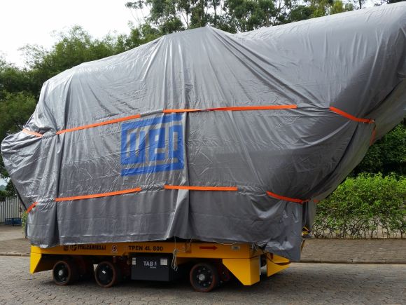 Trasportori semoventi multidirezionali ITALCARRELLI in attività che movimentano carico pesante.